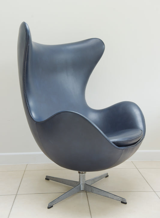 Egg chair designed by Arne Jacobsen for Fritz Hansen, Denmark.