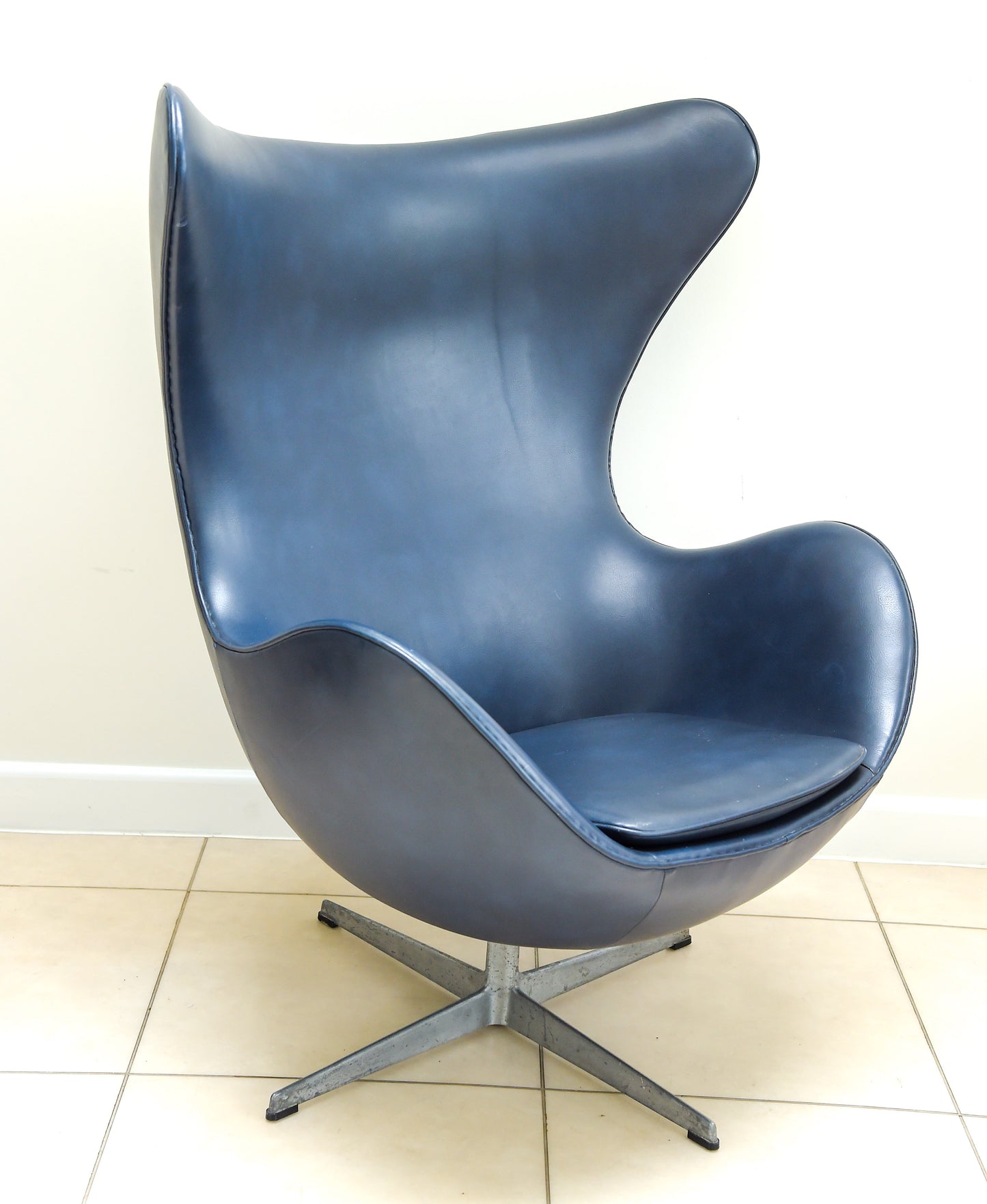 Egg chair designed by Arne Jacobsen for Fritz Hansen, Denmark.