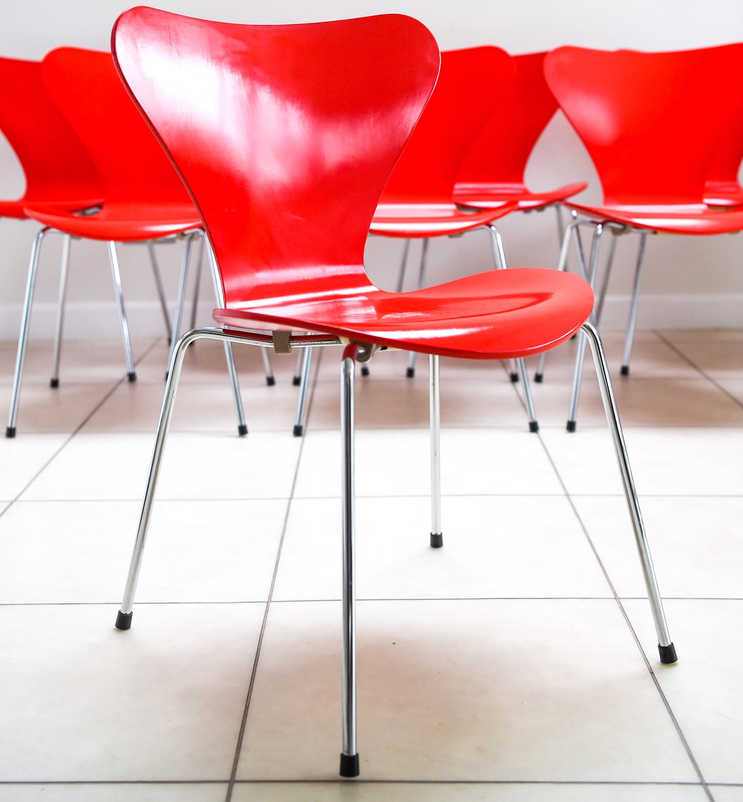 SERIES 7 STACKABLE CHAIRS 3107 BY ARNE JACOBSEN FOR FRITZ HANSEN IN GALA RED