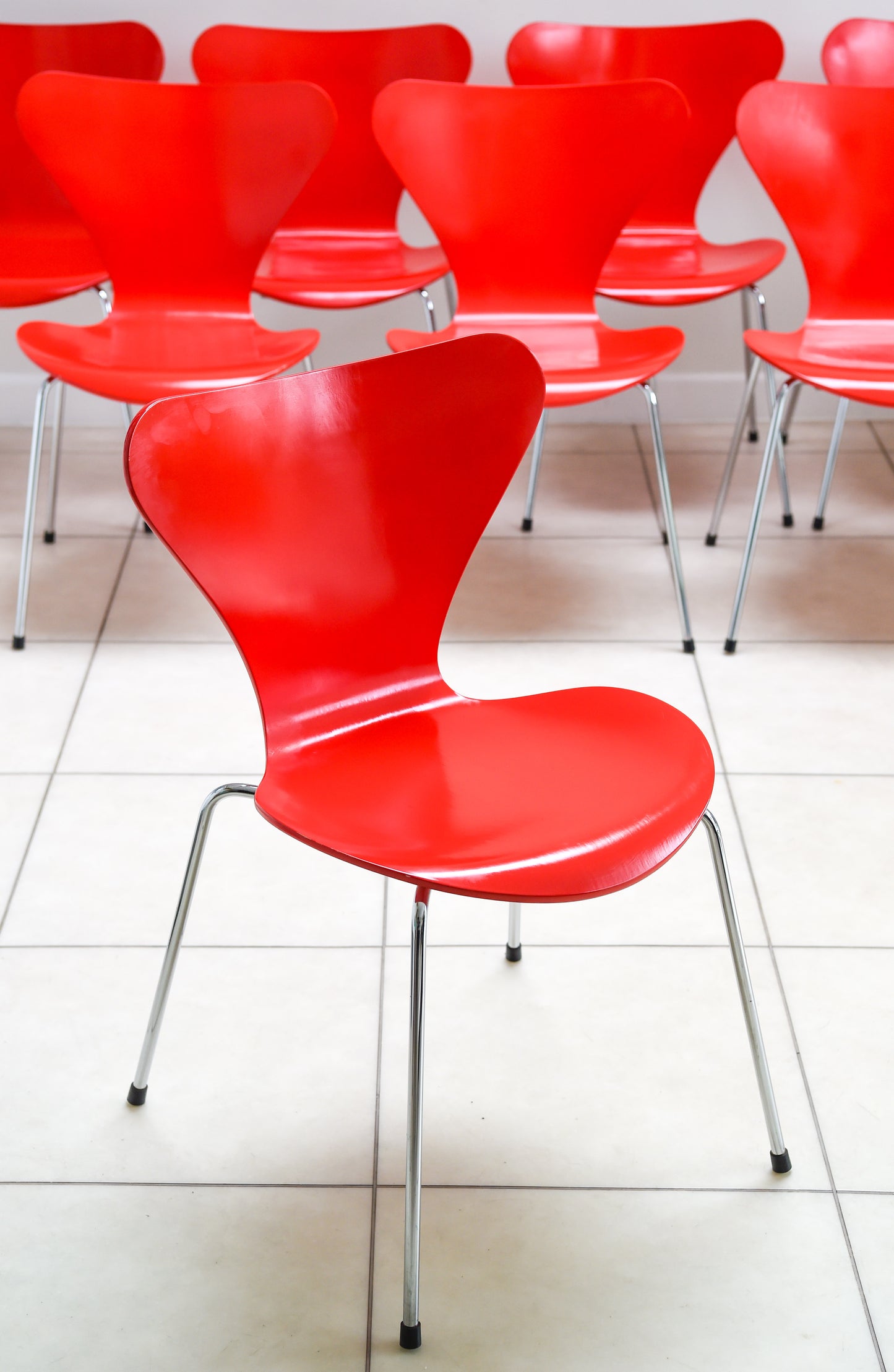 SERIES 7 STACKABLE CHAIRS 3107 BY ARNE JACOBSEN FOR FRITZ HANSEN IN GALA RED