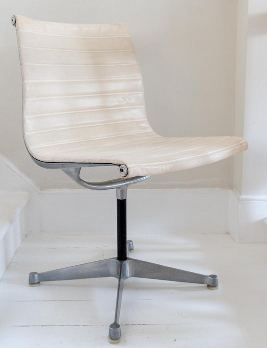 Charles & Ray Eames Chair Manufactured By Hille. 1st Generation 1960s. Rare Chair.