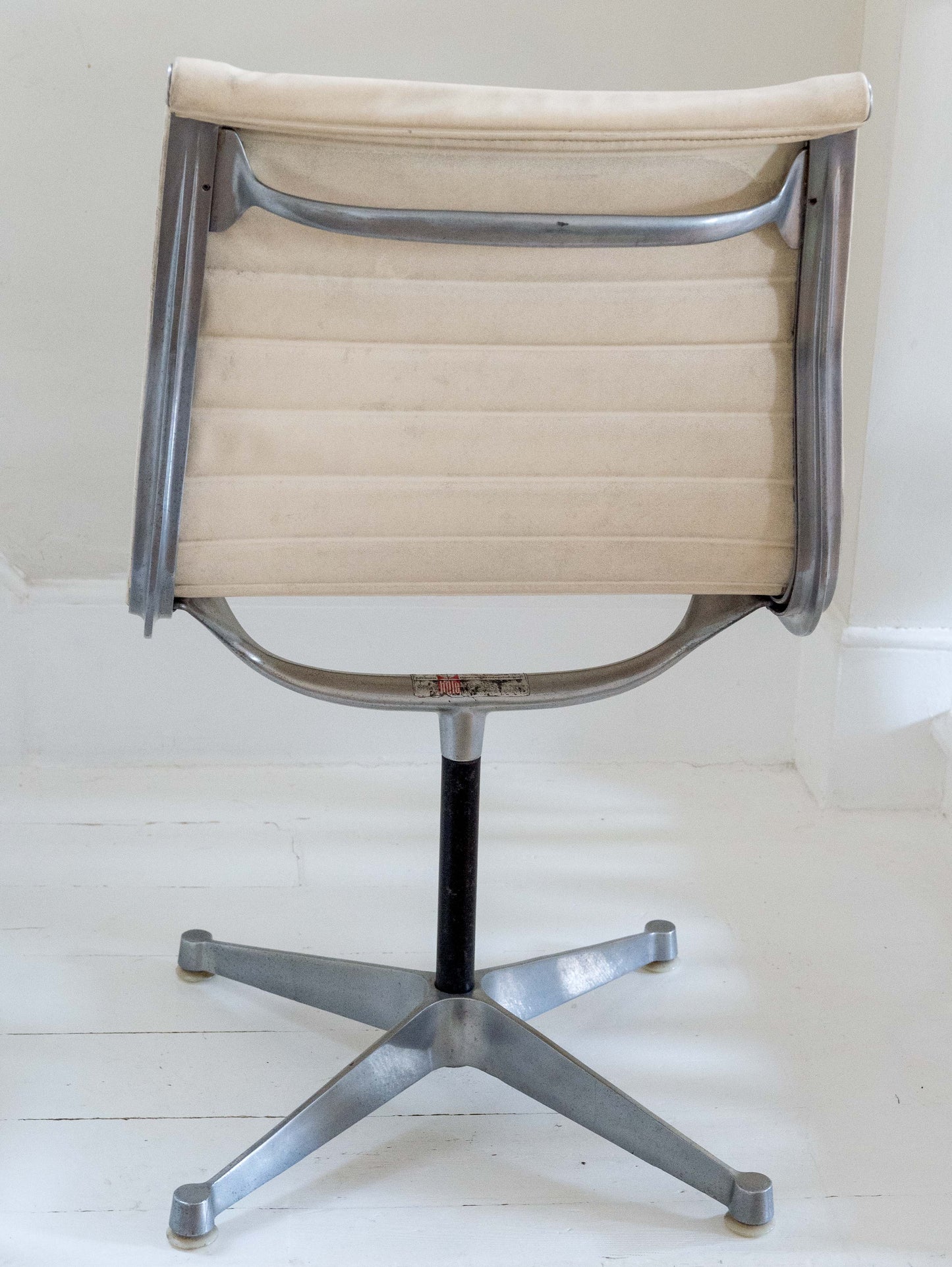 Charles & Ray Eames Chair Manufactured By Hille. 1st Generation 1960s. Rare Chair.
